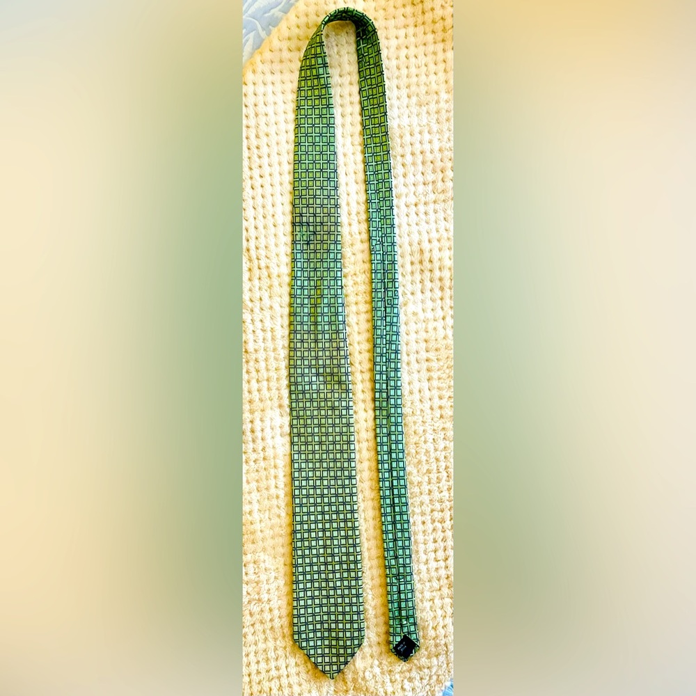 Men’s “Izod” 100% Silk Green Patterned Tie